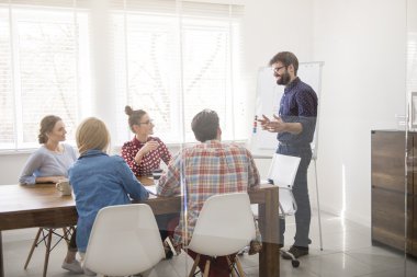 ofiste çalışan komik iş arkadaşları