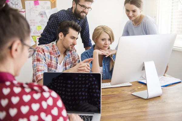 Young people working in the office — Stock Photo, Image