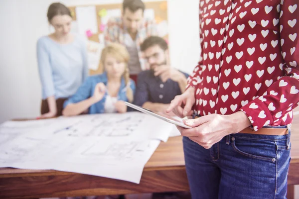 Erhvervsfolk arbejder sammen - Stock-foto