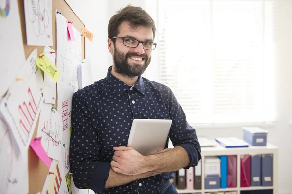 Man står intill väggen — Stockfoto