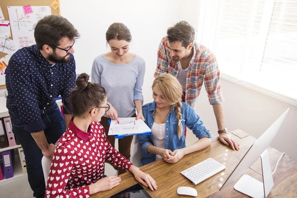 Les gens d'affaires travaillent ensemble — Photo