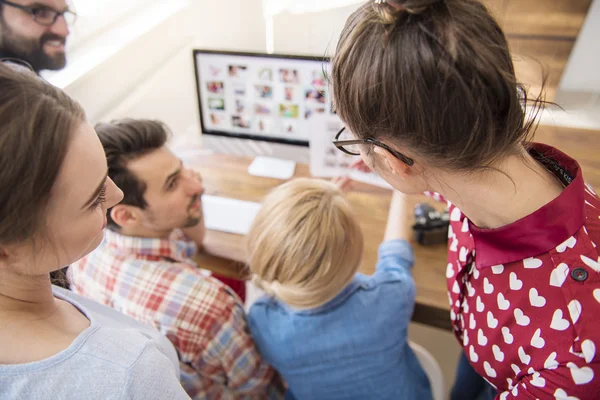 Groep van werknemers voorkant van de computer — Stockfoto