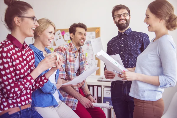 Les gens d'affaires ont une courte pause — Photo