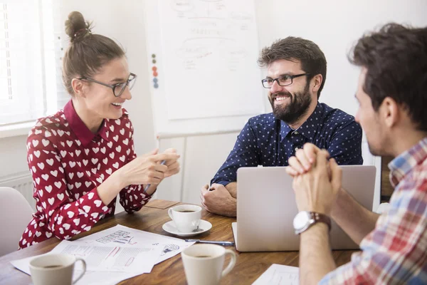 Geschäftsleute arbeiten zusammen — Stockfoto