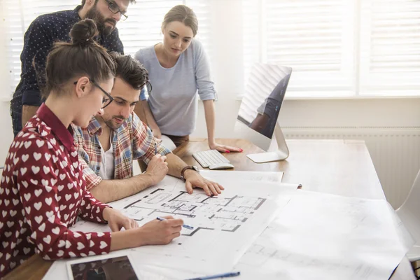 Uomini d'affari che lavorano in ufficio — Foto Stock