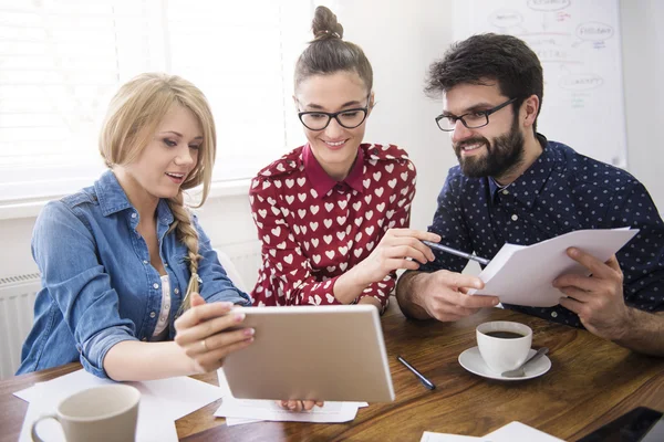 ofiste çalışan komik iş arkadaşları