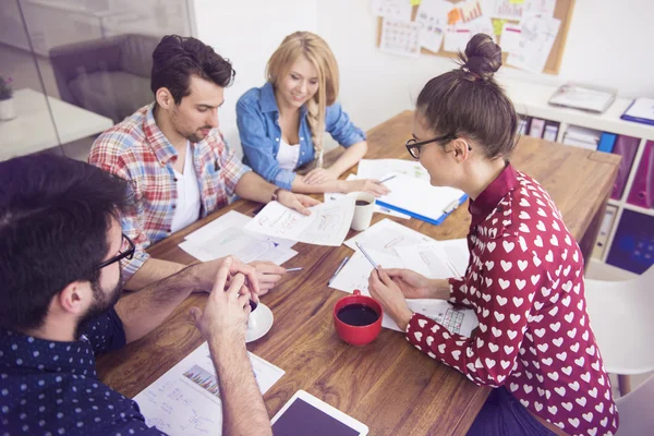 Collègues drôles travaillant dans le bureau — Photo