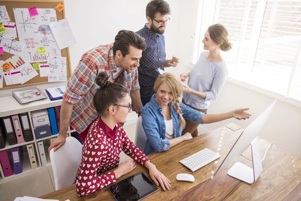 Collègues drôles travaillant dans le bureau — Photo