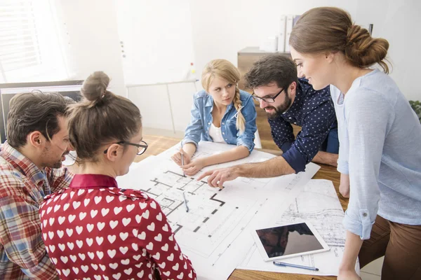 ofiste çalışan komik iş arkadaşları