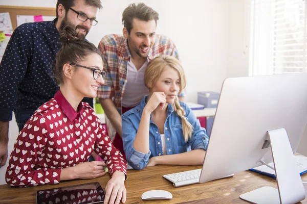 ofiste çalışan komik iş arkadaşları