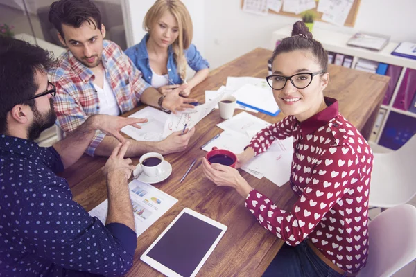 Colleghi divertenti che lavorano in ufficio — Foto Stock