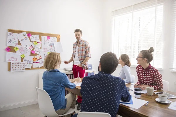 Colleghi divertenti che lavorano in ufficio — Foto Stock