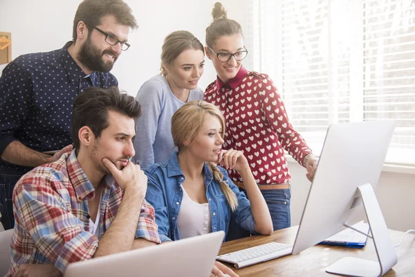 ofiste çalışan komik iş arkadaşları