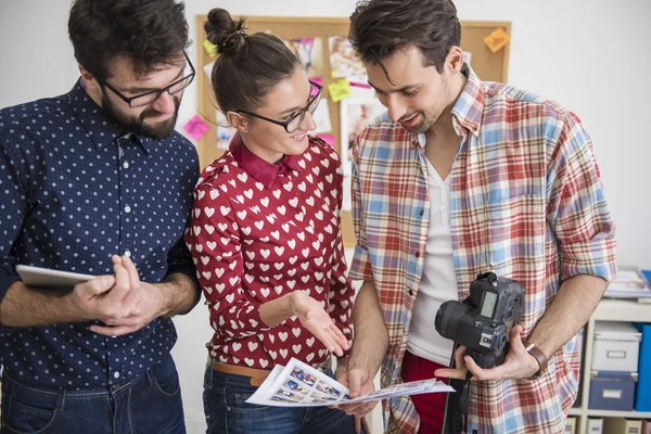 Colegas engraçados trabalhando no escritório — Fotografia de Stock