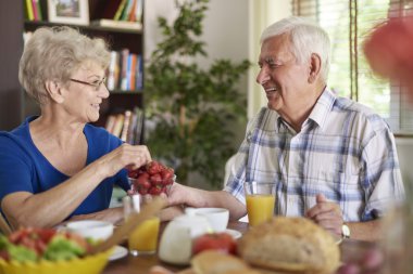 Yaşlı çift kahvaltı yapıyor.