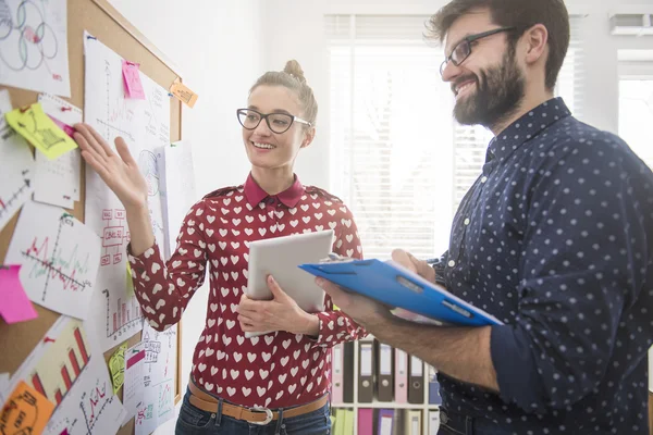 Collègues drôles travaillant dans le bureau — Photo