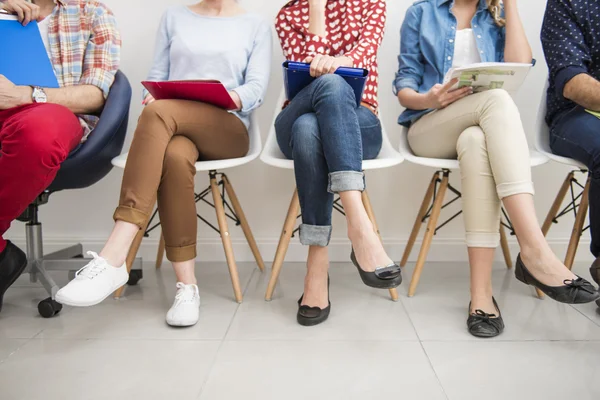 Lustige Kollegen im Büro — Stockfoto