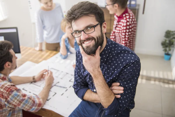 Grappige collega's werken met office — Stockfoto