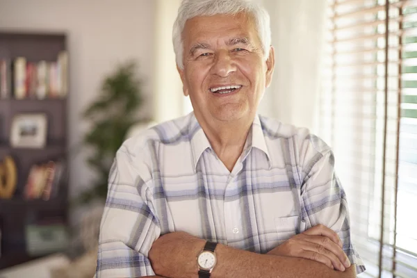 Oude man in de woonkamer — Stockfoto