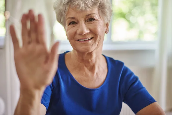 Grand-mère joyeuse à sa maison — Photo