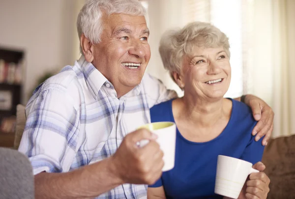 Äldre par att ha en paus för kaffe — Stockfoto