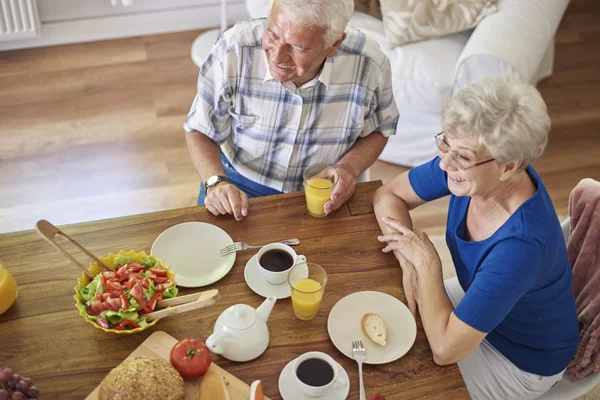 Пожилая пара за здоровым завтраком — стоковое фото