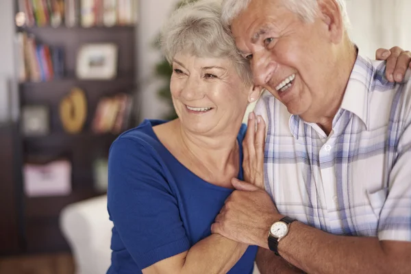 Senioe couple hugging and laughing — Stock Photo, Image