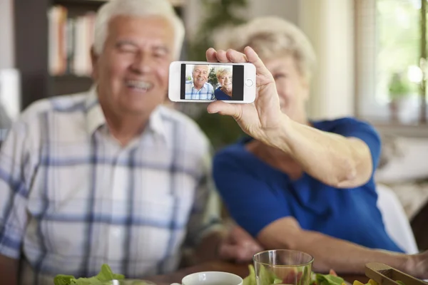 Senioren-Paar macht Selfie mit Handy — Stockfoto