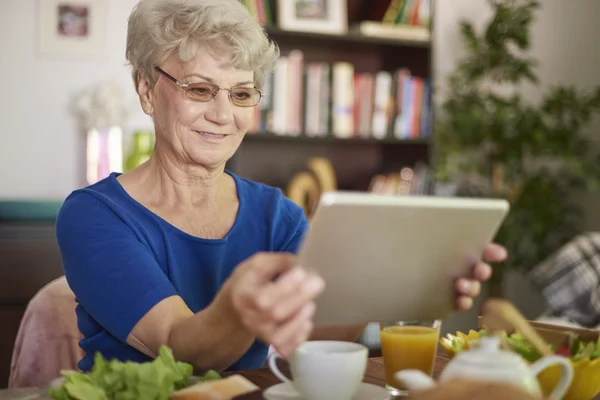 Büyükanne Het dijital tablet kullanma — Stok fotoğraf