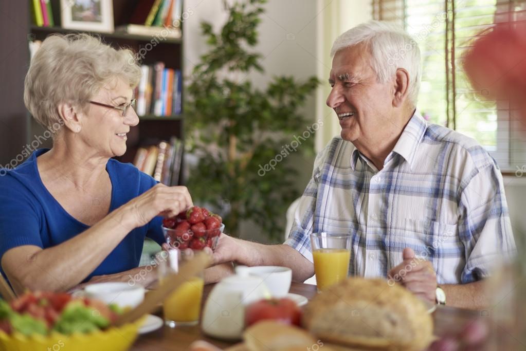 Питания лиц пожилого возраста. Правильное питание для пожилых. Пожилые люди. Пожилые люди сладкое. Сладости для пожилых людей.
