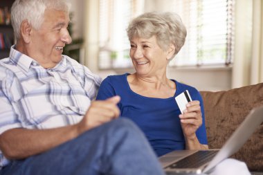 Üst düzey çift dizüstü bilgisayarda Internet kullanımı