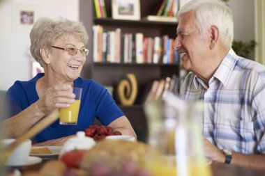 üst düzey çift birlikte kahvaltı ediyor