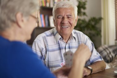 Neşeli dedesi iskambil