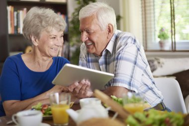 tablet ile mutlu olgun çift