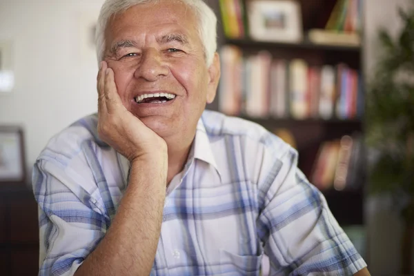 Senior man lachen naar camera — Stockfoto