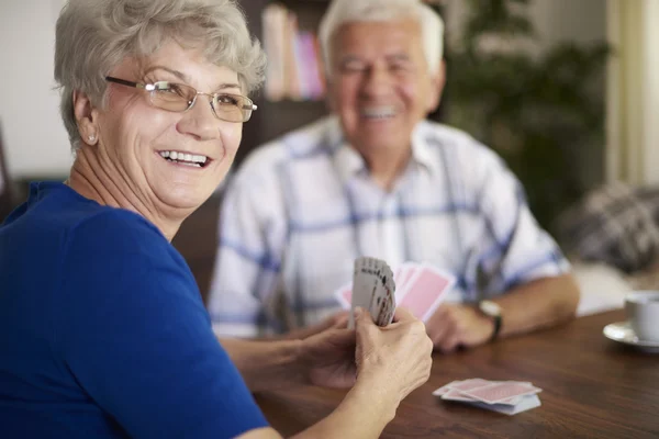 Seniorenpaar spielt gemeinsam Karten — Stockfoto