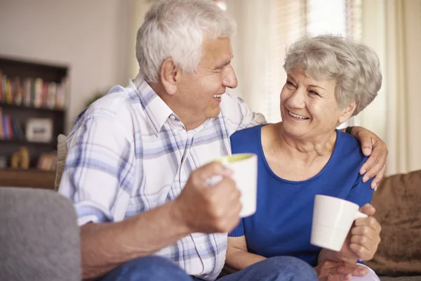 Senior couple drinking coffee — Stock Photo, Image