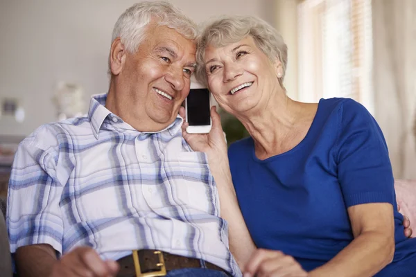 携帯電話で話している年配のカップル — ストック写真