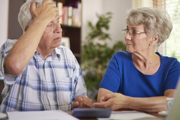 Seniorenpaar hat Probleme mit Finanzen — Stockfoto
