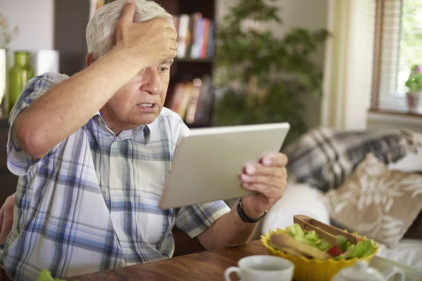 Homem Sênior surpreso com tablet digital — Fotografia de Stock