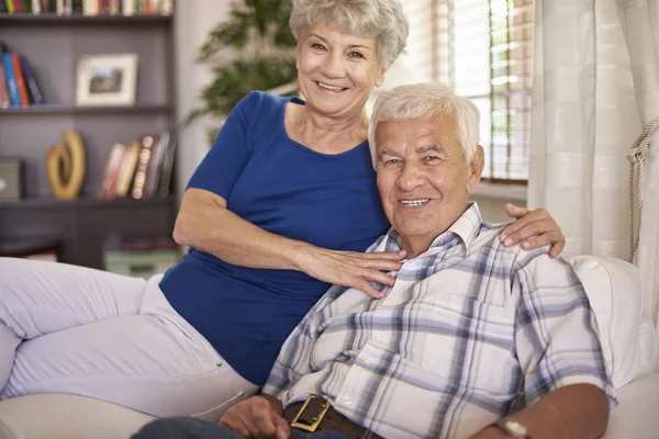 Feliz pareja de ancianos —  Fotos de Stock