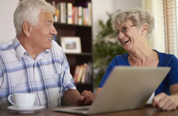 El matrimonio de ancianos usando su computadora portátil juntos — Foto de Stock