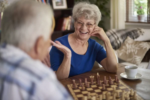 Seniorenpaar schaken — Stockfoto