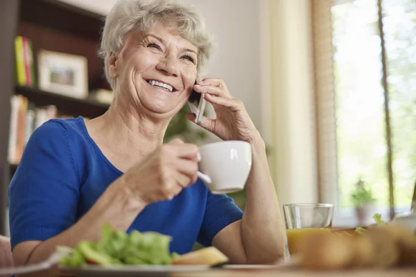 Senior woman drinking — Stock Photo, Image