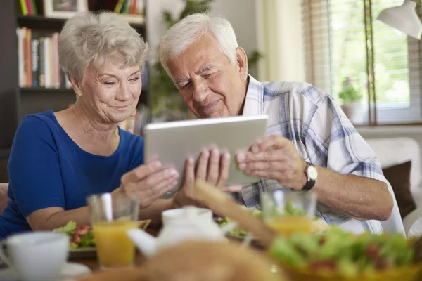 Happy mature couple with tablet — Stock Photo, Image