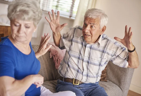 Streit zwischen Senioren-Paar — Stockfoto