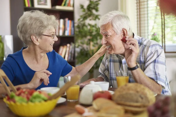 Seniorenpaar frühstückt gesund — Stockfoto