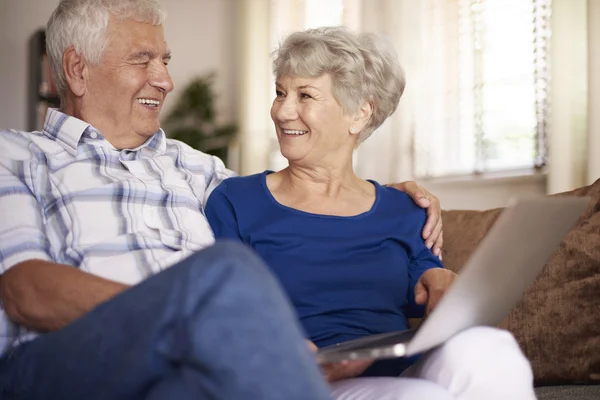 Feliz pareja de ancianos — Foto de Stock