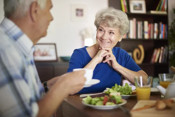 Senior paar ontbijten samen — Stockfoto