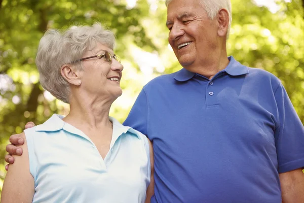 Senior couple walks in the park — Stock Photo, Image